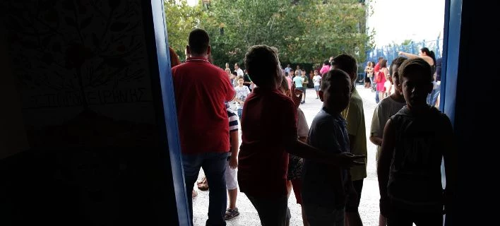Είχαν άγιο! Επεσε ανεμιστήρας οροφής στα κεφάλια παιδιών σε σχολείο της Θεσσαλονίκης